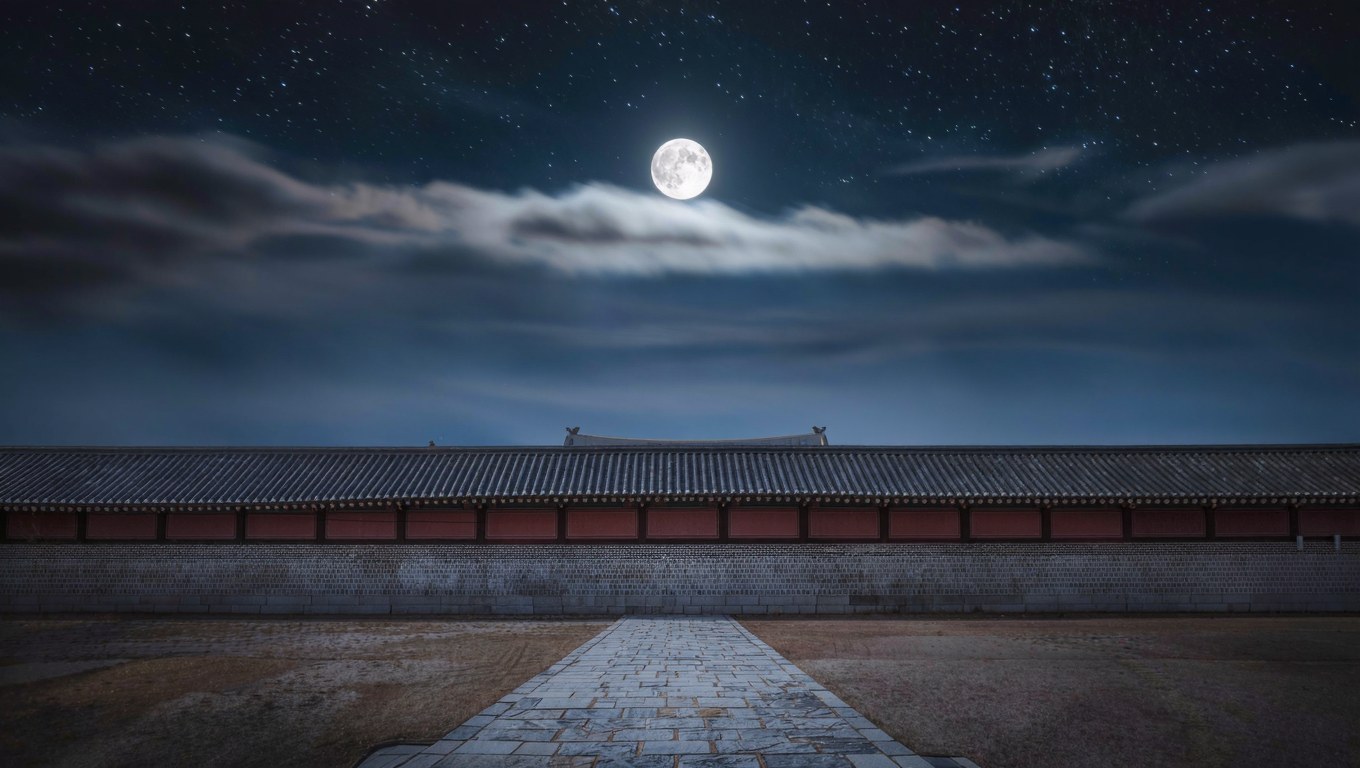 밤하늘의 보름달과 전통 궁궐 담장